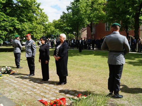 Stilles Gedenken: Oberst Jens Roßmanith, stellvertretender Kommandeur im Landeskommando Berlin, Bezirksbürgermeisterin Emine Demirbüken-Wegner und die Vorsteherin der Bezirksverordnetenversammlung Kerstin Köppen (v.l.). (Bild: BA Rdf)