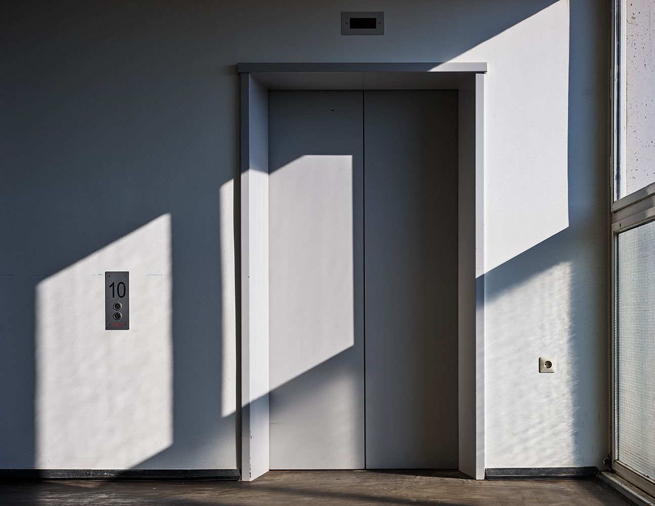 Fahrstuhl im 10.OG vor der Sanierung, September 2020