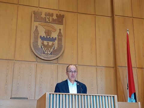 Vorsteher Christian Heck verlies eine Resolution aller Fraktionen