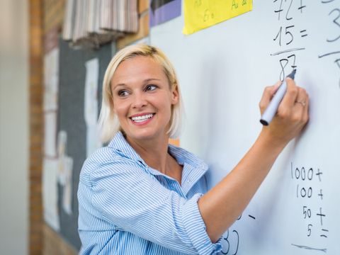 Lehrerin an der Tafel im Klassenzimmer