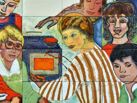 Kunstwerk aus Emaile. Vor einem Brennofen mehrere Personen