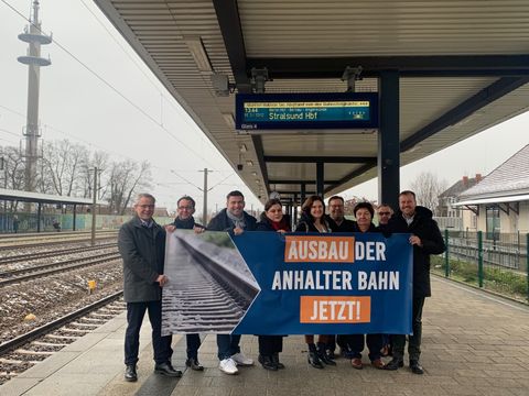 Unterzeichnende der Anhalter Bahn Erklärung v.l.n.r. Andreas Igel, Bürgermeister Stadt Ludwigsfelde; Stefan Scheddin, Bürgermeister Nuthe-Urstromtal; Arne Raue, Bürgermeister Jüterbog; Eva Majewski, Stadträtin Tempelhof-Schöneberg; Doreen Boßdorf, Bürgermeisterin Niedergörsdorf; Ronny Haase, Bürgermeister Trebbin; Elisabeth Herzog-von der Heide, Bürgermeisterin Luckenwalde; Robert Gottlick, stellv. Bürgermeister Zossen; Patrick Steinhoff, Bezirksstadtrat Steglitz-Zehlendorf (Bild: complan Kommunalberatung )