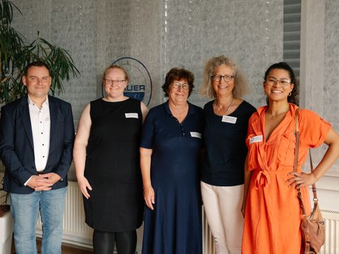 Till-Steffen Busse (Leiter der Wirtschaftsförderung Steglitz-Zehlendorf), Megan Kramer (Gründerin Coworking Space „The Space“ und Qualifizierungsprogramm „Berlin Business Institute“), Maren Schellenberg (Schirmherrin des Netzwerkes und Bezirksbürgermeisterin Steglitz-Zehlendorf), Alexandra Knauer (Schirmherrin des Netzwerkes und Geschätsführerin und Inhaberin der KNAUER Wissenschaftliche Geräte GmbH) und Lalida Große (Projektmanagerin des Regionalinkubators Berlin Südwest) (Bild: © Pia Henkel / Regionalinkubator Berlin Südwest)