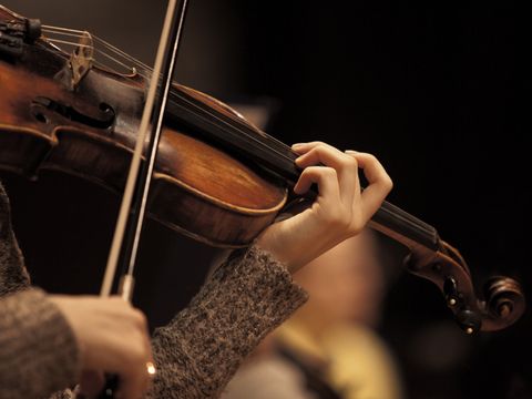 Mädchen spielt Geige