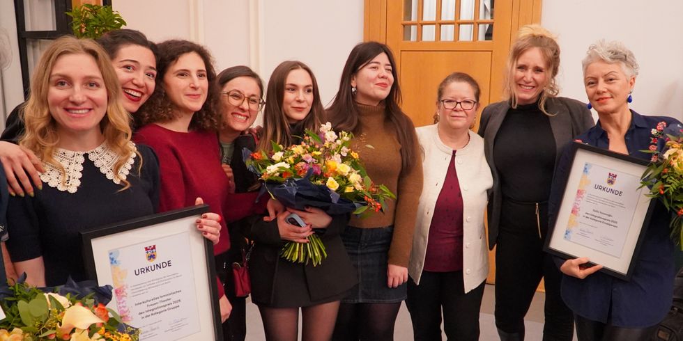 Die Gewinnerinnnen des 12. Integrationspreises: das interkulturelle, feministische Frauentheater aus dem Nachbarschaftszentrum Divan (links), Safia Yazanoğlu (rechts) mit Bezirksbrügermeisterin Kirstin Bauch (2.v.r.)