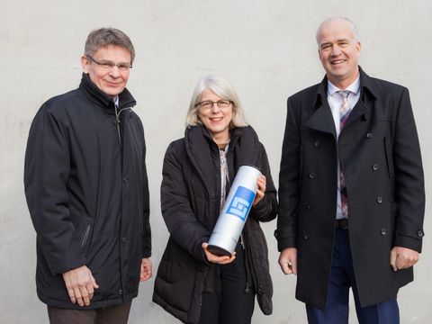 Polizeipräsident Klaus Kandt, Finanzstaatssekretärin Dr. Margaretha Sudhof und Sven Lemiss, Geschäftsführer der BIM Berliner Immobilienmanagement GmbH, bei der Grundsteinlegung für den Neubau der Landespolizeischule am 03.12.2015 (Bild: BIM GmbH/Felix Oberhage)