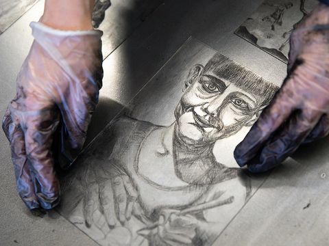 Grafik-Mappenkurs: Eine Jugendliche bereitet eine Druckplatte für den Druck an der Tiefdruckpresse vor. (Bild: © Sebastian Runge)