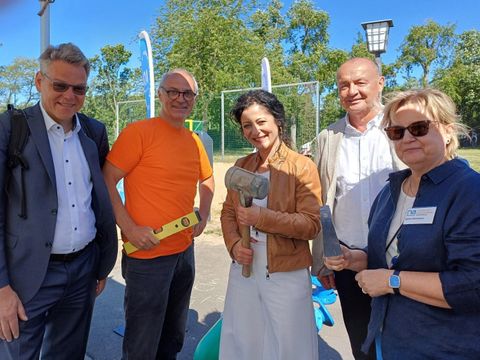 Von links nach rechts: Bezirksbürgermeister Jörn Oltmann, Helmut Arndt (Ausbildungsoffensive Infrastruktur Berlin + Brandenburg), Senatorin Cansel Kiziltepe (SenASGIVA), Herr Lewald (Agentur für Arbeit Süd) und Sabine Hiersemann (Koordinatorin Netzwerk Ausbildung Tempelhof-Schöneberg)