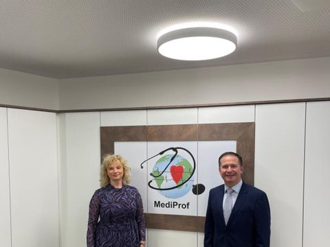 Bezirksstadträtin Dr. Catrin Gocksch bei der Eröffnung MVZ MediProf