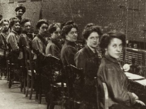 Telefonistinnen im Fernsprechamt Steinplatz (Bild: Landesarchiv Berlin)