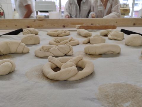 Backblech mit Brezeln und Hörnchen