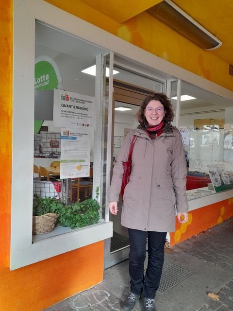 Bezirksstadträtin für Stadtentwicklung Korinna Stephan vor dem QM-Büro Titiseestraße (Bild: BA Reinickendorf)