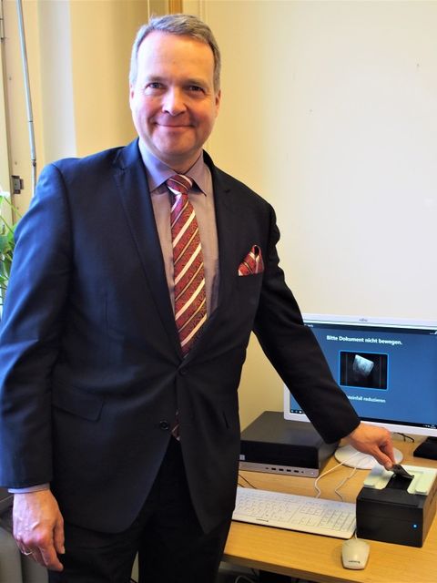 Bezirksstadtrat Maack überprüft seinen Personalausweis. Ergebnis: „Keine Auffälligkeiten gefunden“ (Bild: BA Reinickendorf)