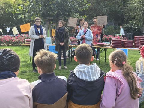 Katharina Koppenhagen (mi) und Bezirksstadträtin Annika Gerold (li) begrüßen die Teilnehmer*innen des Aktionstags