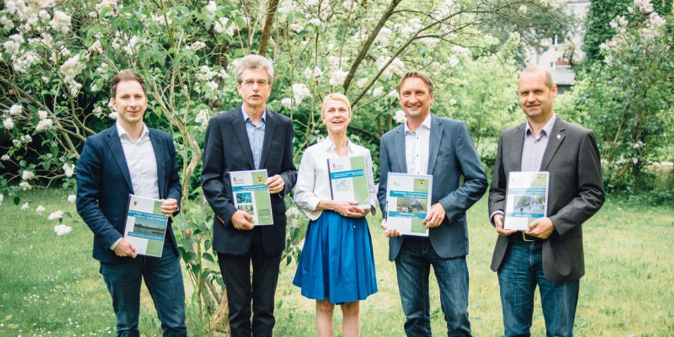 Überbergabe des Tourismuskonzepts an die Wirtschaftsförderung (v.l.n.r.): H. Wiesmann (Wirtschaftsförderung), G. Buchholz (visitBerlin), K. Schellknecht (Beraterin), M. Pawlik (Wirtschaftsförderung), Prof. Dr. F. Schaal (EBC Hochschule)