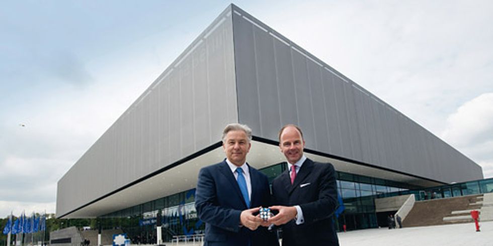 Vor dem neuen CityCube Berlin: Der Regierende Bürgermeister von Berlin, Klaus Wowereit, und Messechef Dr. Christian Göke