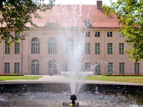 Schloss Schönhausen mit Springbrunnen