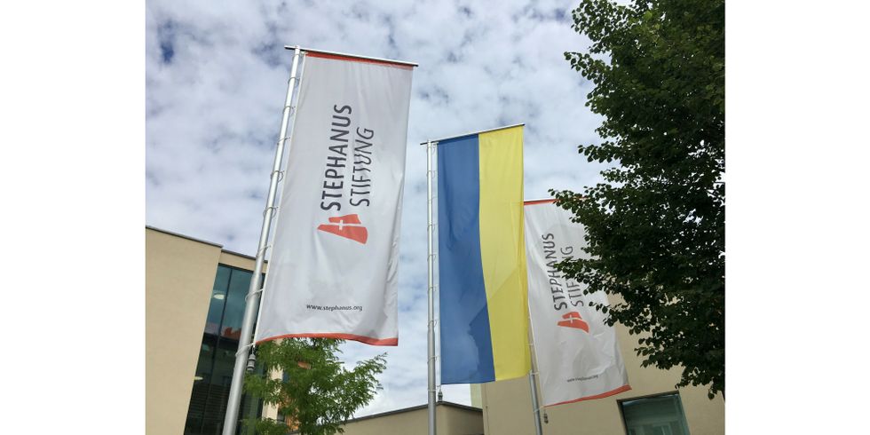 Ukraine Flagge neben der Flagge der Stephanus Stiftung