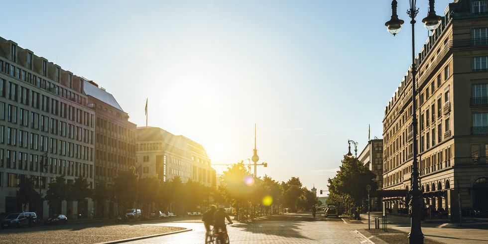 Radfahrender in der Morgensonne Unter den Linden