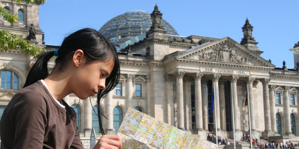 Mädchen mit Stadtplan vor dem Reichstagsgebäude