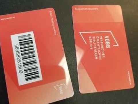 Vorder- und Rückansicht eines roten Bibliotheksausweises