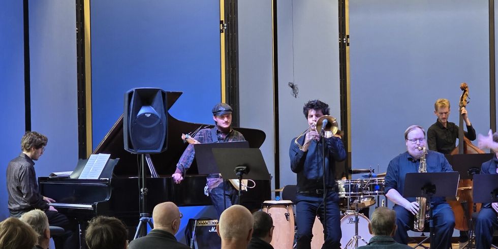 Besonders die mitreißenden Soli einzelner Musiker*innen des JazzOrchesters X-berg sorgen für Begeisterung im Publikum