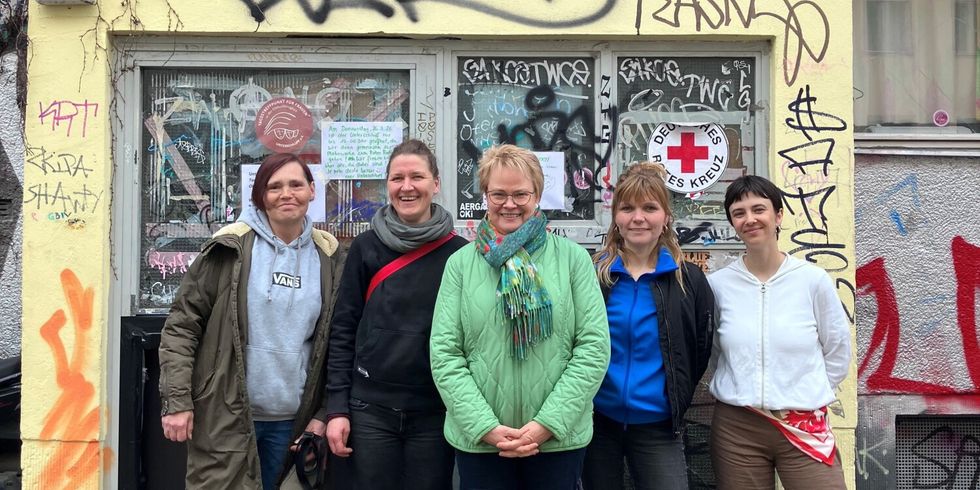 Frau Sommer-Wetter mit Frau Heinisch (Unterschlupf e.V.), Frau Schwietz (Unterschlupf e.V.), Frau Lampert (Ehrenamtliche) und Frau Kohnen (Union für Obdachlosenrechte)