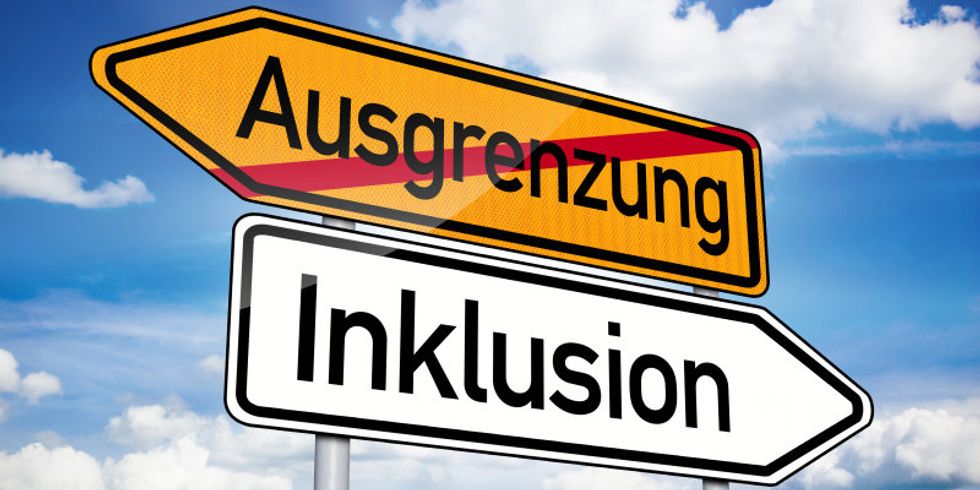 Zwei Hinweisschilder mit den Schriftzügen Ausgrenzung und Inklusion