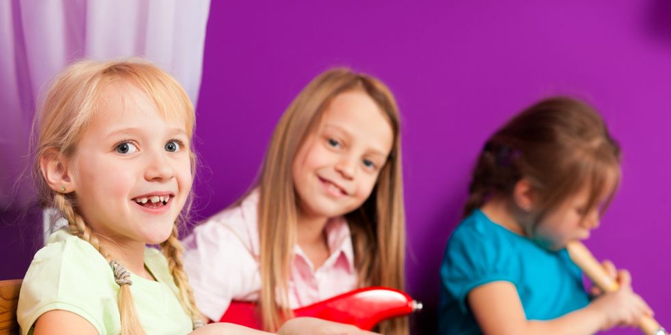 Kinder musizieren mit Instrumenten