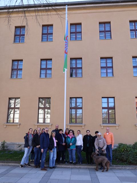 8. April 2026: Bezirksamt und BVV zeigen Flagge gegen Antiziganismus in Steglitz-Zehlendorf