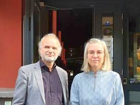 Das Foto zeigt den Akkordeon-Spieler Tobias Morgenstern und Danuta Schmidt (Autorin und Journalistin).