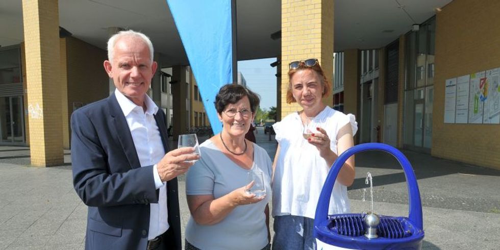 Bezirksbürgermeisterin Dagmar Pohle, Jens Feddern, Leiter der Wasserversorgung der BWB und Silke Block, Trinkbrunnen-Verantwortliche