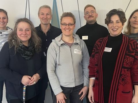 Die Projektpartner*innen ARBEIT und LEBEN, GEBEWO – soziale Dienste – Berlin gemeinsam mit der Beauftragten für Gute Arbeit, der Geschäftsstelle des Bezirklichen Bündnisses für Wirtschaft und Arbeit sowie der zgs als Bündnisberaterin