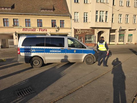 Ordnungsbeamter bei einer Kontrolle in der Altstadt Köpenick