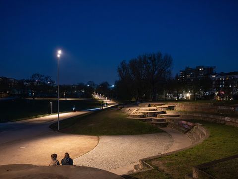 Im Görlitzer Park werden Hauptwege und Plätze so beleuchtet, dass das für die Sicherheit notwendige Licht nicht in den Rest des Parks abstrahlt. (Bild: Linus Lintner)