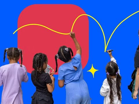 Fünf Kinder und eine erwachsene Person malen auf einer blauen Wand