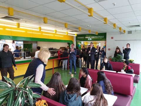 Bezirksstadtrat Tobias Dollase und Schulleiter Steffen Pieth im Hintergrund der erweiterten Cafeteria. (Bild: BA Reinickendorf)