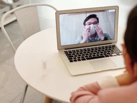 Frau spricht mit Mann über Video-Telefonie