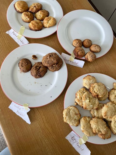 mehrere Teller mit Gebäck