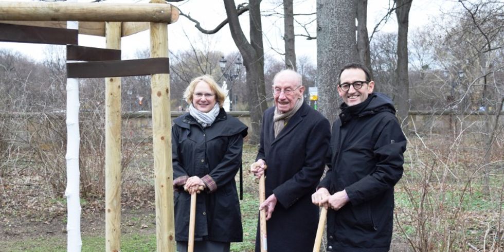 Baumpflanzung mit Edzard Reuter zum 70. Jubiläum der Wiederaufforstung des Großen Tiergartens