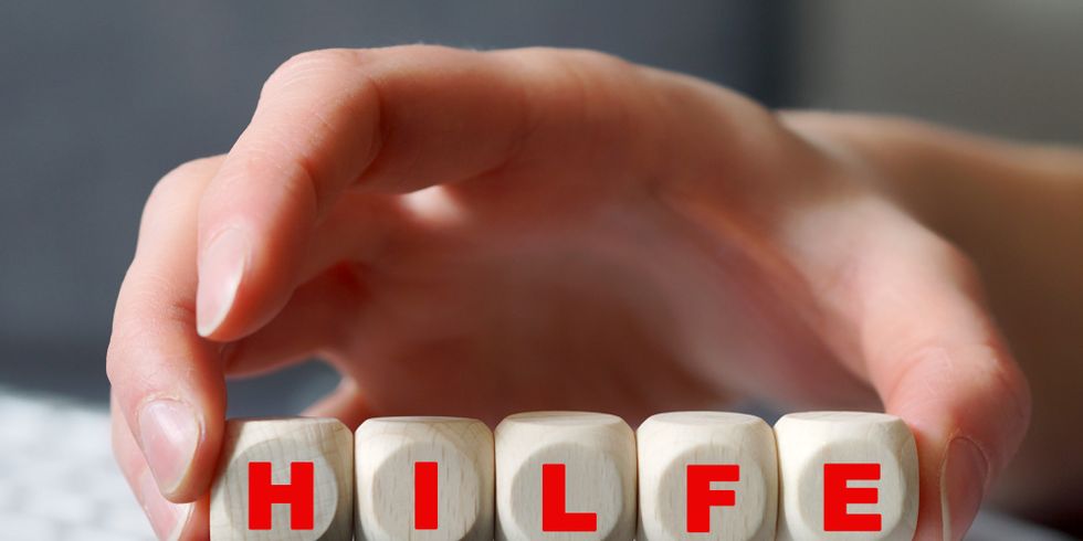 Das wort Hilfe zusamengesetzt aus Würfeln