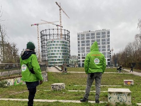 Zwei Parkläufer_innen auf einer Grünfläche