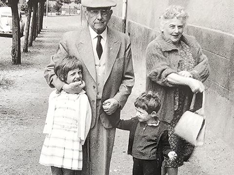 Bruno und Elly May mit ihren Enkelkindern Brigitte und Billy Meyer