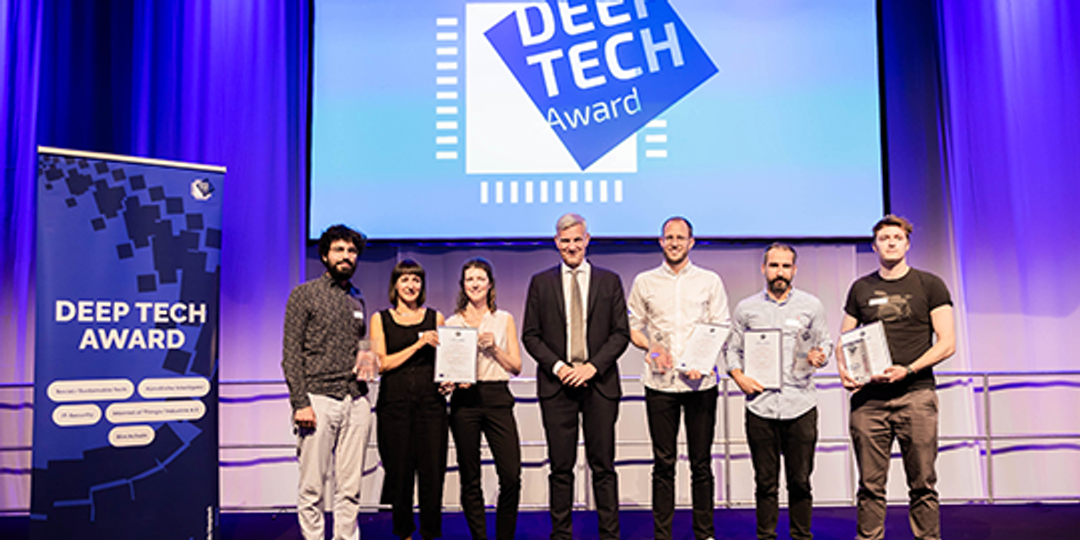 Die Gewinner und der Senator stehen auf der Bühne