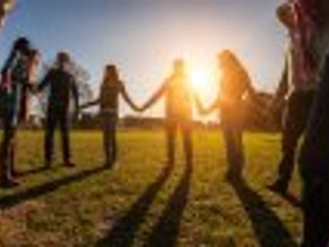 junge Menschen Hand in Hand