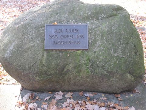Gedenktafel für 350 in der Abteilung 139 begrabene Opfer des Faschismus