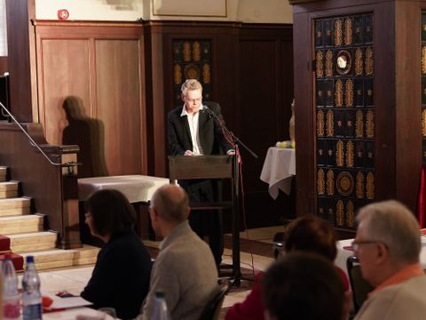 Bezirksbürgermeister Jörn Oltmann betonte die Bedeutung der Geflüchtetenarbeit im Bezirk.