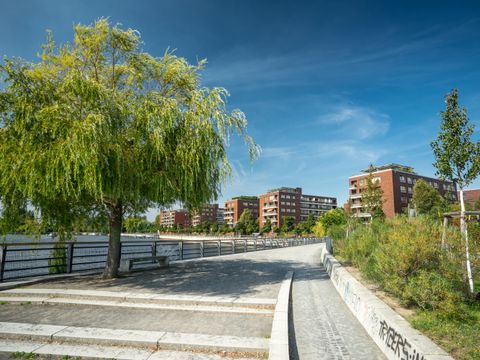 Promenadenweg an der Rummelsburger Bucht, mit Wohnhäusern im Hintergrund