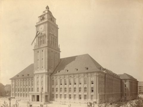 Historische Ansicht eines großen Gebäudes mit Turm