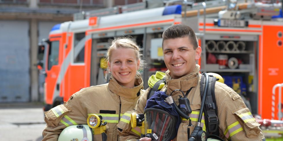 Zwei Kräfte der Feuerwehr